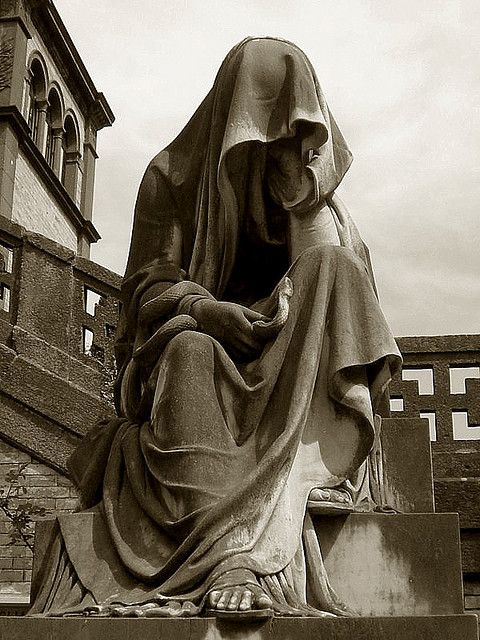 Hooded sorrow, Verano Cemetery, Rome, 2009, by Hans, D., CC 2.0, Wikimedia Commons